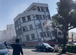 En esta imagen tomada de un video de TVBS se ve el colapso parcial de un edificio, el miércoles 3 de abril de 2024, en Hualien, en el este de Taiwán. Foto: TVBS vía AP / La Hora