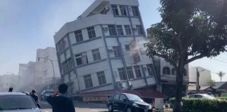 En esta imagen tomada de un video de TVBS se ve el colapso parcial de un edificio, el miércoles 3 de abril de 2024, en Hualien, en el este de Taiwán. Foto: TVBS vía AP / La Hora