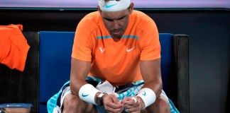 Rafael Nadal salió del Masters de Montecarlo el jueves 18 de abril de 2023. El 4 de enero de 2024 debido a una lesión persistente, retrasó el inicio de su preparación para el torneo en tierra batida antes del Abierto de Francia y extendió su ausencia que comenzó en enero. (Foto AP/Dita Alangkara, Archivo)