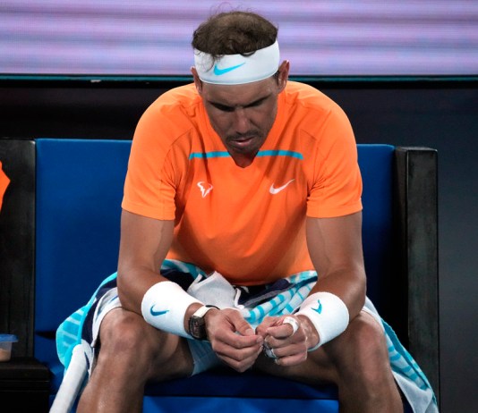 Rafael Nadal salió del Masters de Montecarlo el jueves 18 de abril de 2023. El 4 de enero de 2024 debido a una lesión persistente, retrasó el inicio de su preparación para el torneo en tierra batida antes del Abierto de Francia y extendió su ausencia que comenzó en enero. (Foto AP/Dita Alangkara, Archivo)