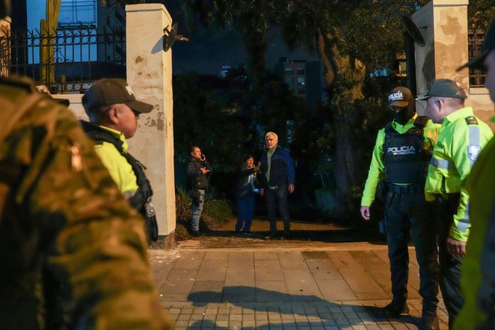 Roberto Canseco, jefe de la sección consular mexicana en Quito, ante la puerta de la embajada de México en Quito, Ecuador, después de que la policía ecuatoriana irrumpiera a la fuerza el viernes 5 de abril de 2024. El episodio ocurrió horas después de que el gobierno mexicano concediera el asilo político al exvicepresidente Jorge Glas, que permanecía en la sede diplomática desde diciembre de 2023. Foto: Dolores Ochoa-AP/La Hora