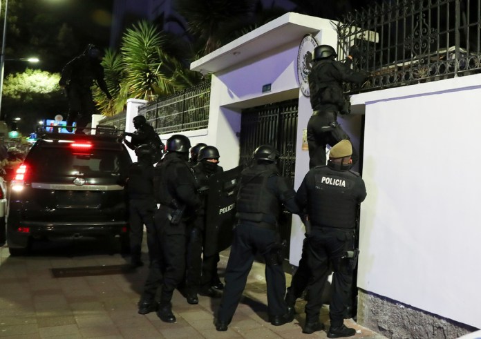 La policía ecuatoriana irrumpe en la embajada de México en Quito, Ecuador, el viernes 5 de abril de 2024. El episodio ocurrió horas después de que el gobierno mexicano concediera el asilo político al exvicepresidente Jorge Glas, que permanecía en la sede diplomática desde diciembre de 2023. Foto:David Bustillos-AP/La Hora