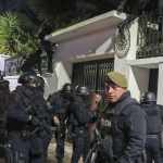 La policía ecuatoriana irrumpe en la embajada de México en Quito, Ecuador, el viernes 5 de abril de 2024. El episodio ocurrió horas después de que el gobierno mexicano concediera el asilo político al exvicepresidente Jorge Glas, que permanecía en la sede diplomática desde diciembre de 2023. Foto:David Bustillos-AP/La Hora
