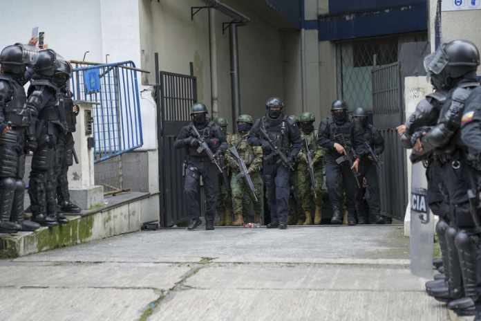 Policías y soldados custodian el centro de detención donde estuvo detenido el exvicepresidente ecuatoriano Jorge Glas después de que la policía irrumpiera en la embajada de México para arrestarlo, el sábado 6 de abril de 2024, en Quito, Ecuador. Foto:Dolores Ochoa-AP/La Hora