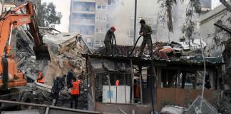 Las ruinas del edificio destruido en un ataque aéreo en Damasco el 1 de abril de 2024. Foto entregada por la agencia estatal de noticias siria SANA. (SANA via AP)