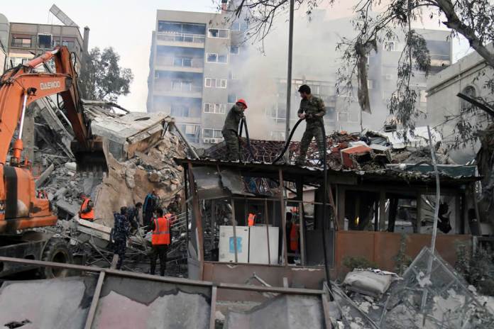 Las ruinas del edificio destruido en un ataque aéreo en Damasco el 1 de abril de 2024. Foto entregada por la agencia estatal de noticias siria SANA. (SANA via AP)