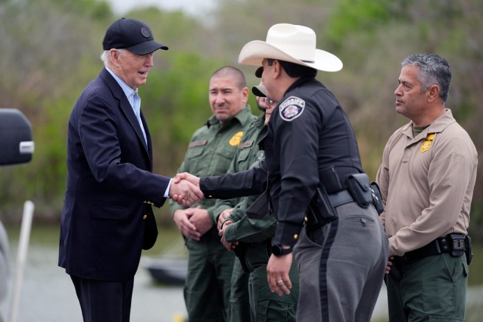 ARCHIVO - El presidente estadounidense Joe Biden habla con oficiales locales y de la Patrulla Fronteriza mientras visita la frontera sur, el 29 de febrero de 2024, en Brownsville, Texas, junto al río Bravo (o Grande). (AP Foto/Evan Vucci, Archivo)