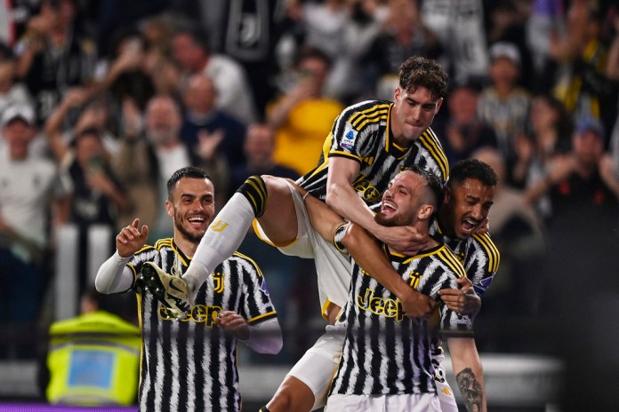 Federico Gatt (segundo a la derecha) celebra tras marcar un gol para Juventus ante Fiorentina en la Serie A el domingo 7 de abril de 2024. (Fabio Ferrari/LaPresse vía AP)