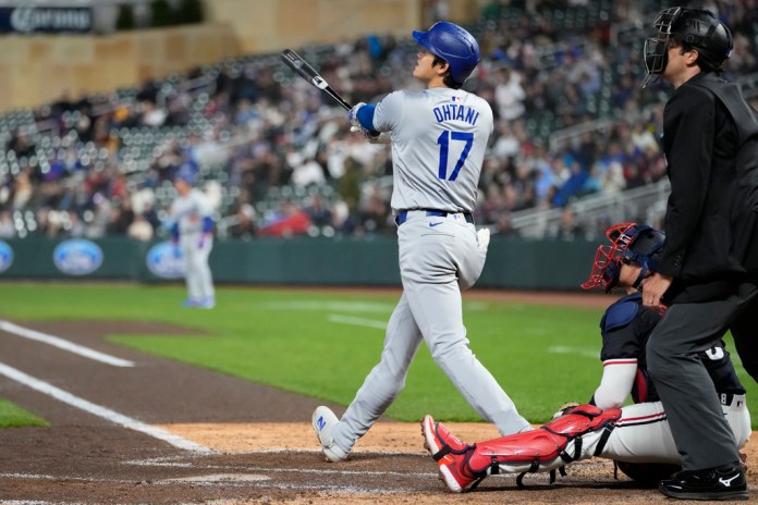 El bateador designado de los Dodgers de Los Ángeles Shohei Ohtani (17) observa su cuadrangular solitario durante la séptima entrada del juego de béisbol en contra de los Mellizos de Minnesota, el lunes 8 de abril de 2024, en Minneapolis. (AP Foto/Abbie Parr)