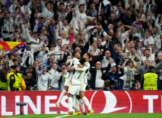 Rodrygo del Real Madrid celebra marcar el segundo gol de su equipo durante el partido de ida de los cuartos de final de la Liga de Campeones entre el Real Madrid y el Manchester City en el estadio Santiago Bernabéu de Madrid, España, el martes 9 de abril de 2024. (Foto AP/Manu Fernández)