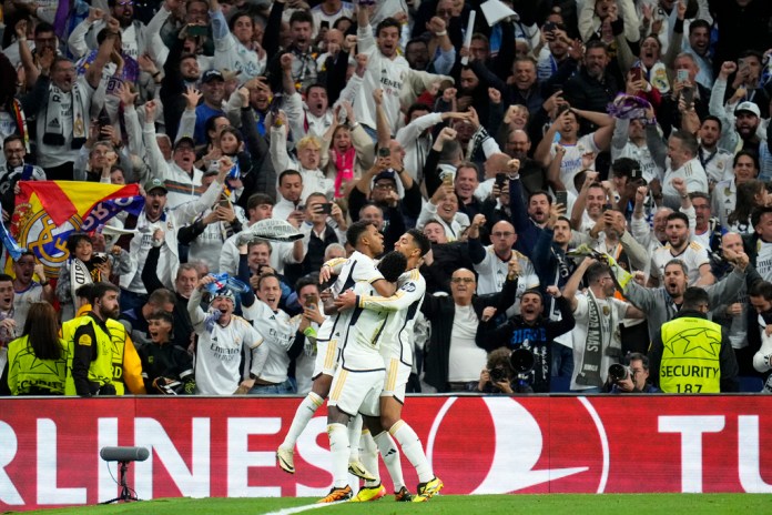 Rodrygo del Real Madrid celebra marcar el segundo gol de su equipo durante el partido de ida de los cuartos de final de la Liga de Campeones entre el Real Madrid y el Manchester City en el estadio Santiago Bernabéu de Madrid, España, el martes 9 de abril de 2024. (Foto AP/Manu Fernández)