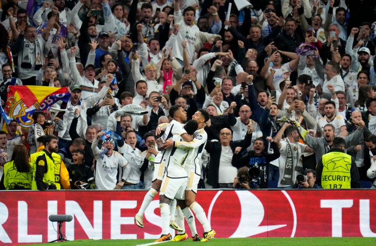 Rodrygo del Real Madrid celebra marcar el segundo gol de su equipo durante el partido de ida de los cuartos de final de la Liga de Campeones entre el Real Madrid y el Manchester City en el estadio Santiago Bernabéu de Madrid, España, el martes 9 de abril de 2024. (Foto AP/Manu Fernández)