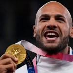 El italiano Marcell Jacobs posa con su medalla de oro tras ganar en la final de los 100 metros en los Juegos Olímpicos de Tokio 2000, el 2 de agosto de 2021, en Tokio. (AP Foto/Francisco Seco)
