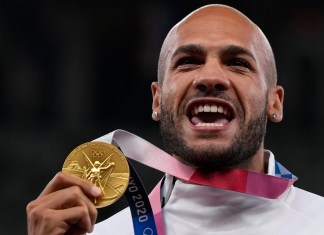 El italiano Marcell Jacobs posa con su medalla de oro tras ganar en la final de los 100 metros en los Juegos Olímpicos de Tokio 2000, el 2 de agosto de 2021, en Tokio. (AP Foto/Francisco Seco)