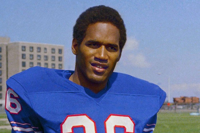 O.J. de Buffalo Bills Simpson posó en 1969. O.J. Simpson, la condecorada superestrella del fútbol y actor de Hollywood que fue absuelto de los cargos de haber matado a su ex esposa y a su amiga, pero que luego fue declarado responsable en un juicio civil separado, falleció. Foto AP/Archivo/La Hora