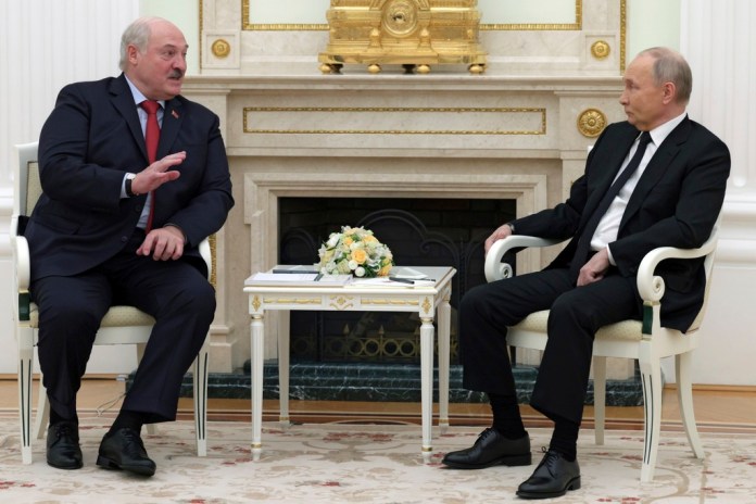 El presidente de Rusia, Vladímir Putin (derecha), escucha a su homólogo bielorruso, Alexander Lukashenko, durante una reunión en el Kremlin, en Moscú, el 11 de abril de 2024. (Gavriil Grigorov, Sputnik, Kremlin Pool Foto vía AP)