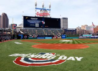 El campo está listo para el primer partido en casa de los Guardianes de Cleveland en contra de los Medias Blancas de Chicago, el lunes 8 de abril de 2024, en Cleveland. No fue así para el primero de la serie entre Yankees y Guardianes, que fue aplazado por lluvia el viernes 12 de abril de 2024. (AP Foto/Ron Schwane)