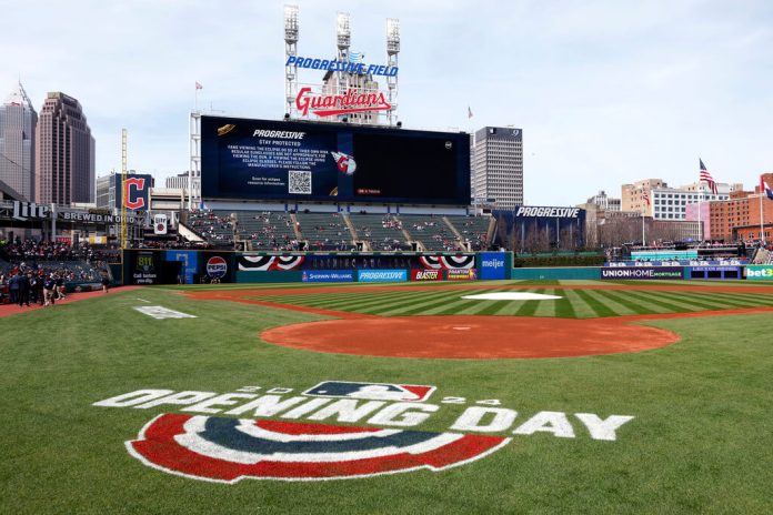 El campo está listo para el primer partido en casa de los Guardianes de Cleveland en contra de los Medias Blancas de Chicago, el lunes 8 de abril de 2024, en Cleveland. No fue así para el primero de la serie entre Yankees y Guardianes, que fue aplazado por lluvia el viernes 12 de abril de 2024. (AP Foto/Ron Schwane)