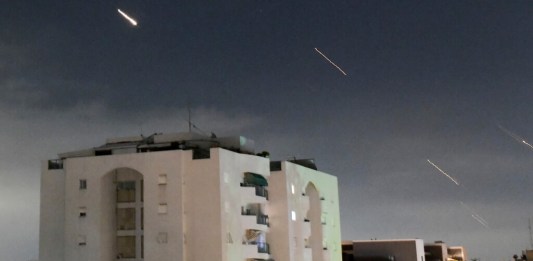 El sistema de defensa aérea israelí Cúpula de Hierro se lanza para interceptar misiles disparados desde Irán. (Foto AP/Tomer Neuberg)