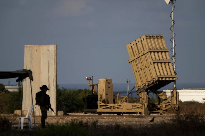 Una batería del sistema israelí de defensa antimisiles Domo de Hierro. (AP Foto/Ariel Schalit, Archivo)