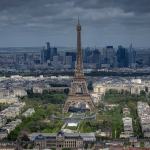 Gradas siendo colocadas en el Champ-de-Mars con la Torre Eiffel de fondo para los Juegos Olímpicos de París el lunes 15 de abril del 2024. (AP Foto/Aurelien Morissard)