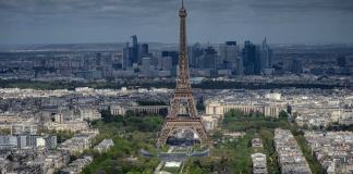 Gradas siendo colocadas en el Champ-de-Mars con la Torre Eiffel de fondo para los Juegos Olímpicos de París el lunes 15 de abril del 2024. (AP Foto/Aurelien Morissard)