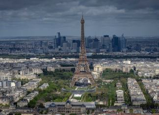 Gradas siendo colocadas en el Champ-de-Mars con la Torre Eiffel de fondo para los Juegos Olímpicos de París el lunes 15 de abril del 2024. (AP Foto/Aurelien Morissard)
