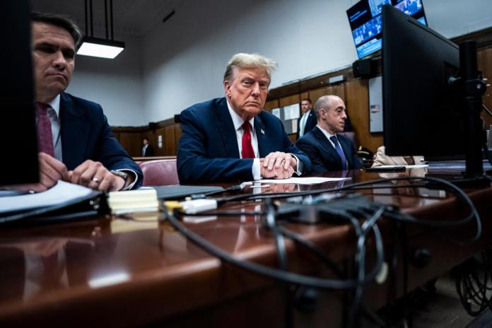 El expresidente Donald Trump se sienta en un tribunal penal de Manhattan con su equipo legal antes del inicio de la selección del jurado en Nueva York, el lunes 15 de abril de 2024. (Jabin Botsford/Pool Photo vía AP)