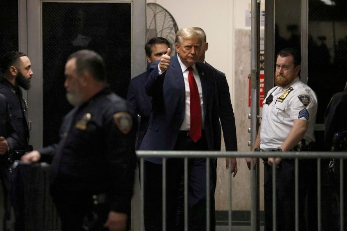 El aspirante presidencial republicano Donald Trump levanta el pulgar al regresar a la Corte Suprema del estado de Nueva York, en Manhattan, después de la pausa para el almuerzo el lunes 15 de abril de 2024. (Jefferson Siegel/The New York Times vía AP, Pool)