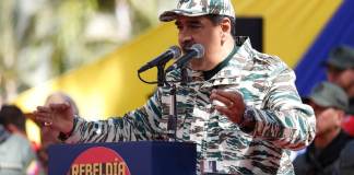 El presidente venezolano Nicolás Maduro habla durante un mitin para conmemorar el 22do aniversario del regreso al poder del fallecido mandatario Hugo Chávez tras un intento fallido de golpe de Estado, el sábado 13 de abril de 2024, en Caracas, Venezuela. (AP Foto/Pedro Rances Mattey)