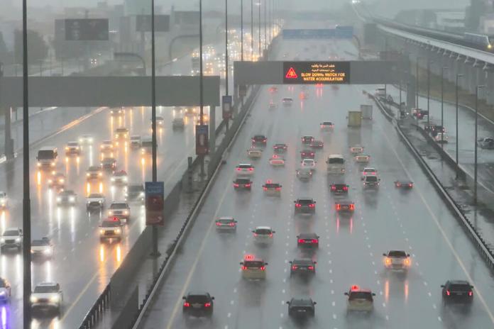 Los vehículos circulan bajo una fuerte lluvia en la autopista Sheikh Zayed Road en Dubai. (Foto AP/Jon Gambrell)