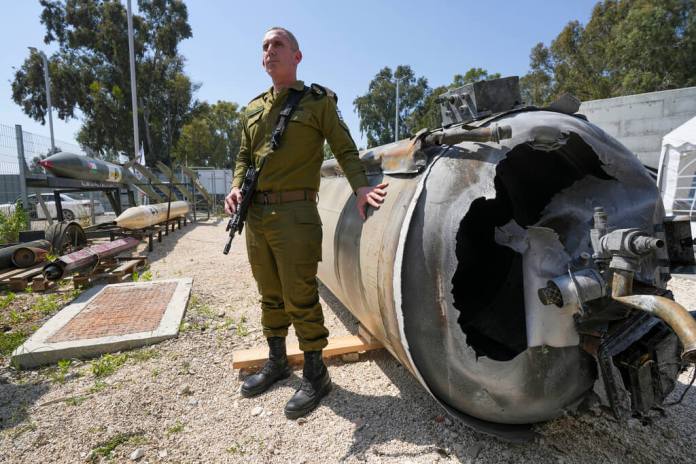 El portavoz militar israelí, Daniel Hagari, muestra uno de los misiles balísticos iraníes que Israel interceptó durante el fin de semana. (Foto AP/Ariel Schalit)