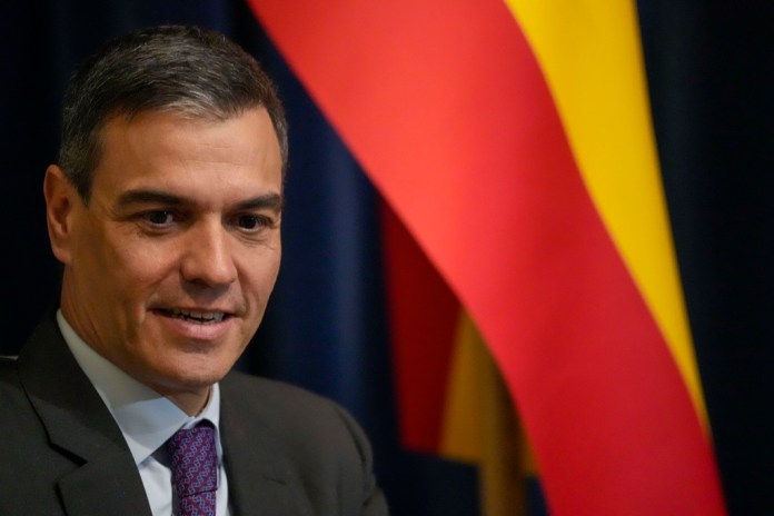  Pedro Sánchez, habla con el primer ministro de Eslovenia, Robert Golob, durante su reunión en Liubliana, Eslovenia, el martes 16 de abril de 2024. (Foto AP/Darko Vojinovic) La Hora:/ Pedro Sanchez 