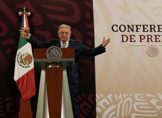 El presidente mexicano Andrés Manuel López Obrador da su conferencia de prensa matutina habitual en el Palacio Nacional de la Ciudad de México. (AP Foto/Marco Ugarte)