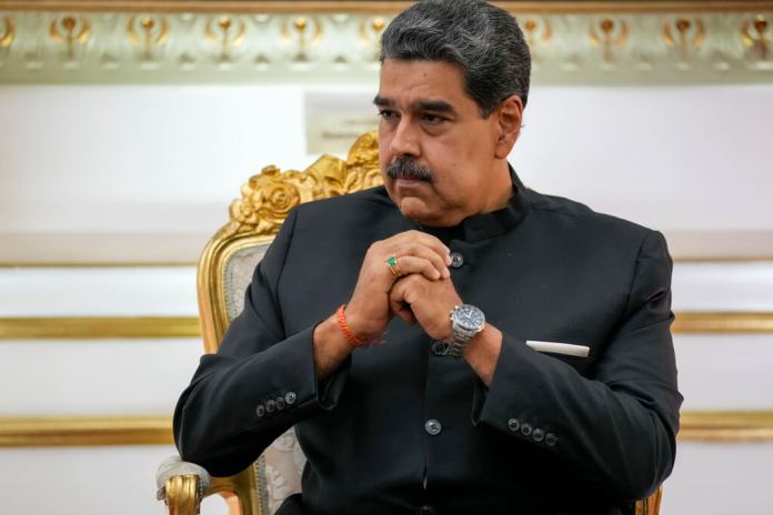 El presidente venezolano Nicolás Maduro asiste a una reunión en el palacio presidencial de Miraflores en Caracas, Venezuela. (AP Foto/Ariana Cubillos, Archivo)