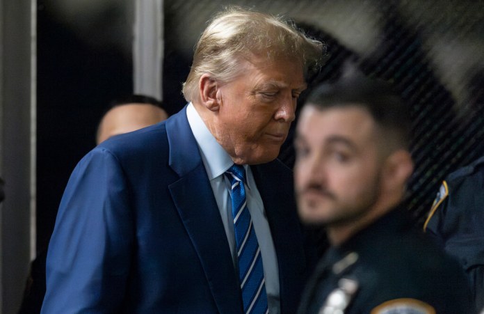 Trump regresó al tribunal el martes mientras un juez trabaja para encontrar un panel de jurados que decidirán si el expresidente es culpable de cargos penales que alegan que falsificó registros comerciales para encubrir un escándalo sexual durante la campaña de 2016. (Justin Lane/Foto de piscina vía AP)