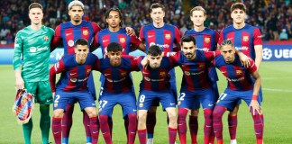 El equipo de Barcelona posa para la foto oficial antes del partido de vuelta de los cuartos de final de la Liga de Campeones martes 16 de abril de 2024. (Foto AP/Joan Monfort)