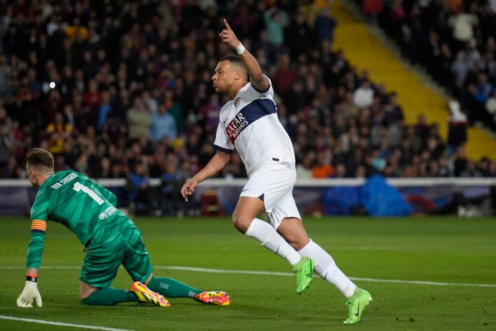 Kylian Mbappé del PSG celebra tras anotar el tercer gol de su equipo durante el partido de vuelta de los cuartos de final de la Liga de Campeones entre Barcelona y Paris Saint-Germain en el estadio Olimpic Lluis Companys de Barcelona, ​​España, el martes 16 de abril de 2024. (Foto AP/Emilio Morenatti )