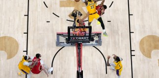 LeBron James (23), dispara entre el base de los New Orleans Pelicans, Trey Murphy III, y el base CJ McCollum en la segunda mitad de un partido del torneo de baloncesto de la NBA el martes 16 de abril de 2024 en Nueva Orleans. Los Lakers ganaron 110-106. (Foto AP/Gerald Herbert)