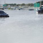 Vehículos abandonados en un tramo inundado de una importante calle en Dubái, (AP Foto/Jon Gambrell)