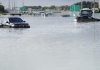 Vehículos abandonados en un tramo inundado de una importante calle en Dubái, (AP Foto/Jon Gambrell)