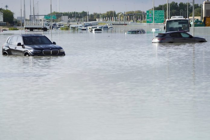 Vehículos abandonados en un tramo inundado en Dubái. (AP Foto/Jon Gambrell)