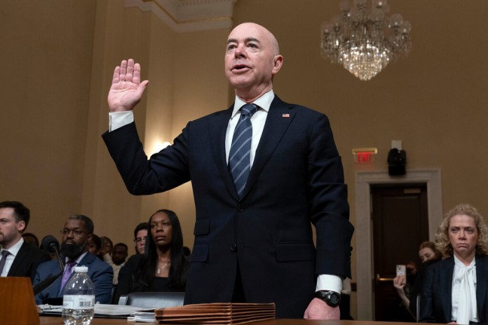 El secretario de Seguridad Nacional de Estados Unidos Alejandro Mayorkas en el Congreso en Washington el 16 de abril de 2024. (Foto AP/Jose Luis Magana)