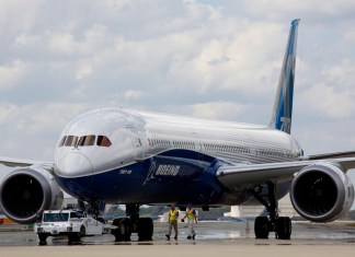 Empleados de Boeing conducen el nuevo Boeing 787-10 Dreamliner hacia el área de la rampa de entrega en las instalaciones de la empresa. (AP Foto/Mic Smith, Archivo)