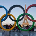 Los anillos olímpicos están instalados en la plaza Trocadero con vista a la Torre Eiffel en París. (AP Foto/Michel Euler, Archivo)