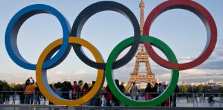 Los anillos olímpicos están instalados en la plaza Trocadero con vista a la Torre Eiffel en París. (AP Foto/Michel Euler, Archivo)