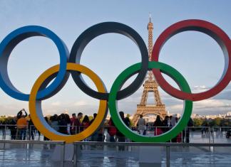 Los anillos olímpicos están instalados en la plaza Trocadero con vista a la Torre Eiffel en París. (AP Foto/Michel Euler, Archivo)