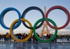 Los anillos olímpicos están instalados en la plaza Trocadero con vista a la Torre Eiffel en París, el 14 de septiembre de 2017. Estados Unidos y China se espera que terminen 1-2 en el medallero general y en el conteo de preseas de oro en los Juegos Olímpicos de París, que se inauguran en 100 días. (AP Foto/Michel Euler, Archivo)