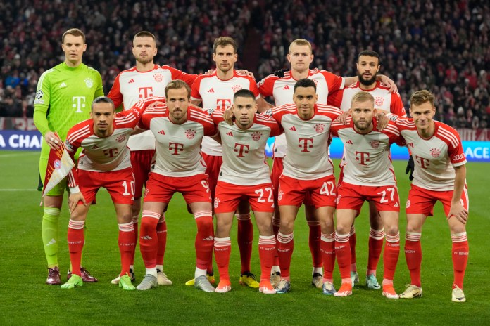 Los jugadores del Bayern se alinean para el partidoAllianz Arena en Munich, Alemania, el miércoles 17 de abril de 2024. (Foto AP/Matthias Schrader)