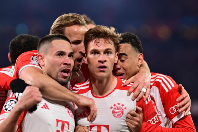 Oshua Kimmich, centro, del Bayern Múnich, celebra con sus compañeros de equipo después de anotar el único gol. (AP Foto/Christian Bruna)